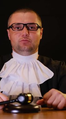 Hâkim, faal bir dava sırasında mahkeme salonundaki adli işlemlere nezaret ediyor. Dikey video. 