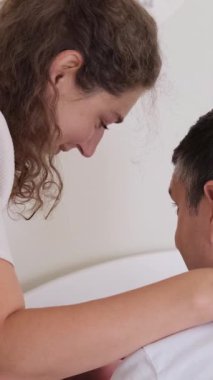Romantik çift, yeni doğan bebeklerine hayranlık duyarken duygusal bir anı paylaşıyor. Dikey video. 