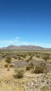 Büyüleyici ve nefes kesici çöl manzarasını, geniş arazileri ve görkemli dağ arkaplanlarını tecrübe edin.