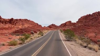 Gerçekten büyüleyici ve nefes kesici bir manzara. Çölde bulunan canlı kırmızı kaya oluşumlarının içinden geçerken.