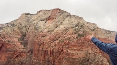 Zion Kanyonu 'nun nefes kesici ve güzel bir görüntüsü. Doğası gereği hayret verici güzellikte bir insan..