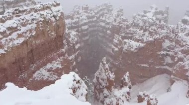 ABD 'nin Bryce Canyon Ulusal Parkı' nda kış manzarası. Karla kaplı kaya oluşumları ve barışçıl doğal güzellikleri var..