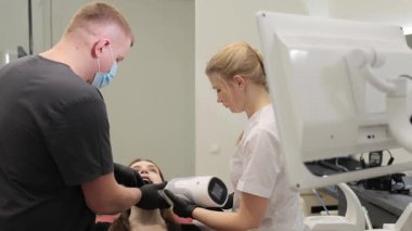 Bir diş ekibi ileri teknoloji ve ekipman kullanan bir hastaya kapsamlı bakım ve etkili tedavi sunar. Dikey video