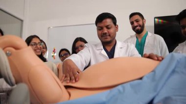 Sağlık öğrencileri eğitim oturumlarında detaylı bir simülasyon modeli ile uğraşarak pratik beceriler kazanırlar.