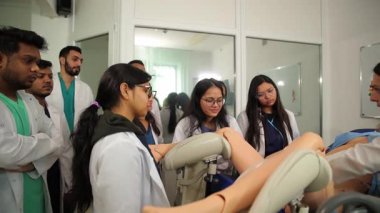 Öğrenciler aktif olarak bir simülatör bebek kullanarak öğrenme sürecine katılıyorlar.