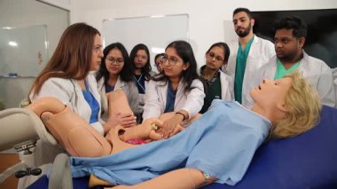 Tıp öğrencileri, gerçekçi bir simülasyon mankeniyle pratik yaparak hayati doğum becerileri öğreniyorlar..