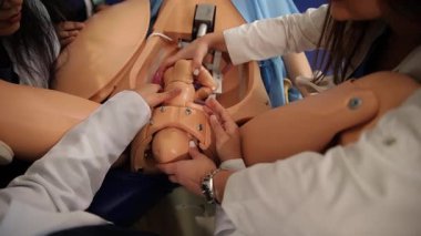 Sağlık öğrencileri, canlı gibi görünen tıbbi simülasyon modelini kullanarak çeşitli tıbbi prosedürler üzerinde çalışmaktadırlar.