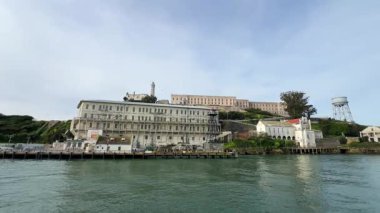 Alcatraz Adası 'nın çarpıcı ve pitoresk bir görüntüsü. Tarihi binaları ve güzel deniz manzarası sergileniyor.