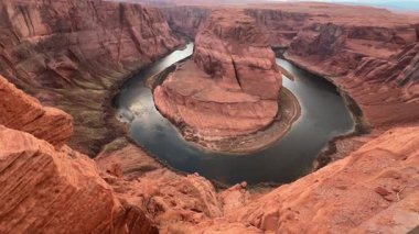 Ünlü Horseshoe Bend 'in nefes kesen manzarası ikonik kıvrımları ve canlı renkleri için çarpıcı bir manzara sunuyor.