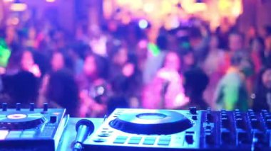 DJ 'lerle bulanık bir gece hayatı ve unutulmaz bir atmosfer yaratacak coşkulu bir dinleyici kitlesi..