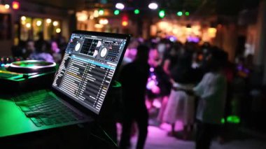DJ müzikli gece hayatı videosu, göz kamaştırıcı ışıklar ve coşkuyla kutlama yapan enerjik kalabalık..