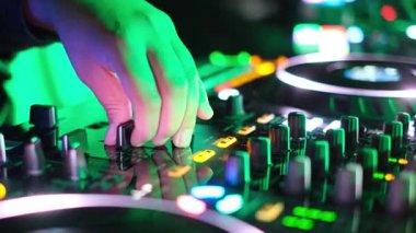 Parlak renklere sahip bir DJ performansı ve atmosferi yükselten usta bir karışım.