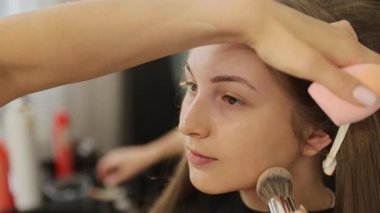 Zarif bir profesyonel ortamda makyajın ustalıkla uygulanması büyüleyici bir bakış açısı. 