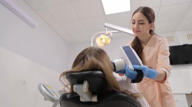 Yetenekli bir dişçi, etkin hasta muayene ve değerlendirmesi için gelişmiş görüntüleme teknolojisi kullanır..