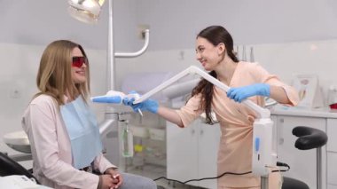 Çağdaş bir klinik ortamında yenilikçi lazer teknolojisi kullanan bir hasta ileri diş tedavisi görmektedir..