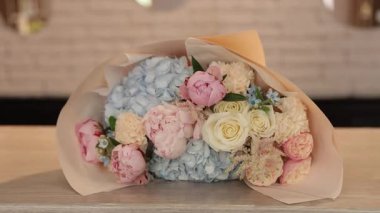 Bu çarpıcı buket pembe, mavi ve beyaz çiçeklerin bir karışımını içerir. Her olay ve kutlama için mükemmeldir.