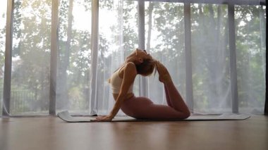 Esnekliği önemli ölçüde artıran ve genel refahı ve sağlığı artıran çeşitli akışkan yoga pozlarını keşfedin