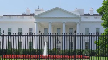 Ulusal bir simge olan Beyaz Saray, Washington, D.C. 'de yönetimin güçlü bir sembolü olarak gururla duruyor.