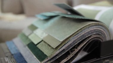 İç tasarım projeleriniz için farklı tonlarda kumaş örnekleri koleksiyonu.