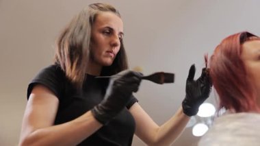 Çok yetenekli bir stilist, müşterisinin saçına renk katar. Kuaförlükte olağanüstü bir uzmanlık gösterir.