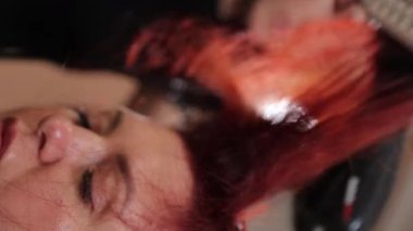 Kuaför salonunda bir modelin güzelce şekillendirildiği bir saç modelleme seansının detaylı bir yakın çekimi..