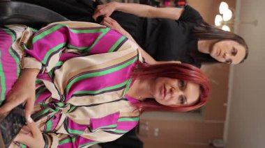 Görünüşünü geliştirmek için deneyimli bir stilistle kuaförde kuaförlük yapan bir kadın..