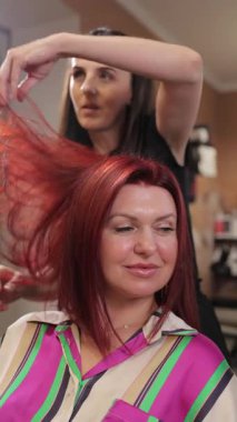 Üst düzey bir salon ortamında uzman bakım ve konforu içeren barışçıl bir saç tasarımı deneyimi.