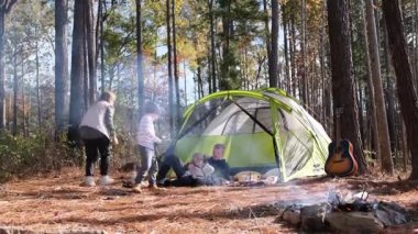 Doğada neşeli bir aile kamp gezisi, kahkaha, eğlence ve macera dolu güzel bir ormanda.