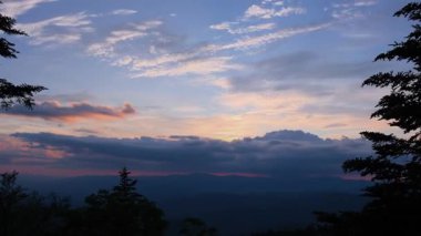 Güneşin dağların ardında batışını gösteren sakin bir zaman dilimi gökyüzünde hareket eden renkli bulutlar nefes kesici bir doğal manzara yaratıyor..