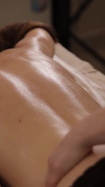 Rahatlatıcı bir masaj stresi azaltmaya ve derin bir rahatlamaya odaklandı. Huzurlu ve huzurlu bir spa atmosferine ayarlandı..