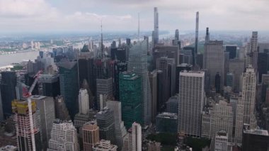 Manhattan 'ın ikonik gökdelenlerinin bulutlu bir gökyüzünün altında dimdik duran güzelliğini görüntüler..