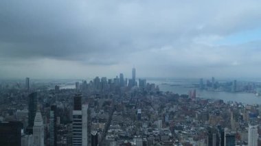 New York şehri, muhteşem gökdelenleri ve bulutlu havada güzel bir nehri gösteriyor.