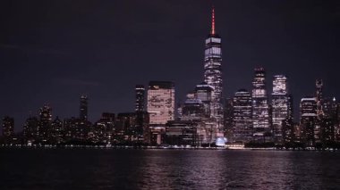 New York City 'nin gece gökdeleninin nefes kesen manzarası, çok güzel aydınlatılmış bir Dünya Ticaret Merkezi' nin baş yapıtı..