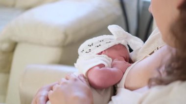 Sevgi dolu bir anne ile sıcak, samimi ve şefkatli bir ortamda kıymetli yeni doğan bebeği arasındaki hassas bir an.