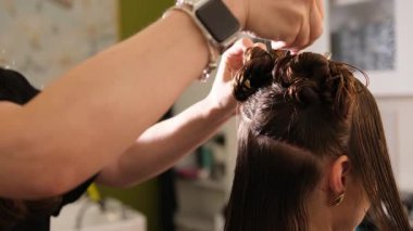 Profesyonel bir kuaförde güzellik tedavisi için uzun saç kesimi yapan bir stilistin kapanışı..