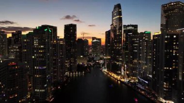 Gün batımında Miami 'nin insansız hava görüntüsü şehrin üzerinde parlayan akşam renkleriyle gökyüzü..