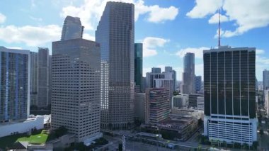 Güneşli bir günde Miami 'nin finans bölgesindeki yüksek ofis binalarının manzarası.