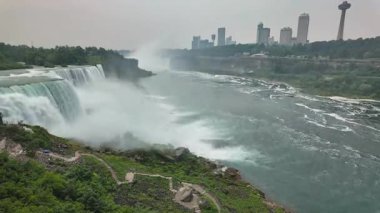 Niagara Şelalesi, ABD 'deki Gelin Veil Şelalesi' nin yan görüntüsü. Zaman aşımı