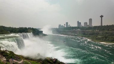 Niyagara Şelalesi 'nin manzarası. Nehre akan su ve şehrin ufku mesafeye doğru yükseliyor..