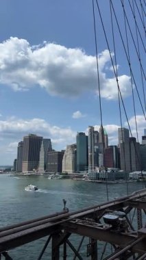 New York Köprüsü 'nden yola ve körfezin kıyısındaki yüksek binalara bakın. Gündüzleri New York 'un güzel manzarası