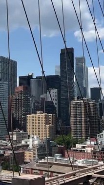 Yukarıdan büyük bir Amerikan şehri. Büyük bir şehrin gökdelenleri. Köprüden görüntüle