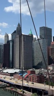 Yukarıdan gökdelenleri olan büyük bir Amerikan şehri. ABD iş merkezinin hava görüntüsü. Köprüden görüntüle