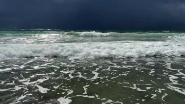 Güzel deniz manzarası. Deniz kıyısındaki gelgitler. Okyanus ve gece gökyüzü. Güzel deniz manzarası