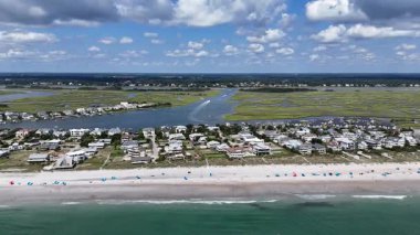 Sahil mevsiminde küçük bir kasabanın kıyı bölgesinin insansız hava aracı görüntüleri. Güzel ve temiz Amerikan plajları