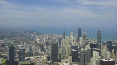 Güneşli bir günde arka planda Michigan Gölü ile Chicago şehrinin geniş panoramik manzarası. Yukarıdan modern şehir manzarası.