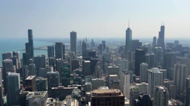Açık bir yaz gününde Chicago gökdelenleri ve Michigan Gölü kıyılarının geniş insansız hava aracı manzarası.