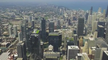 Chicago şehir merkezinin, modern gökdelenleri ve Michigan Gölü 'nün uzaktan insansız hava aracı görüntüsü. Açık güneşli şehir manzarası.