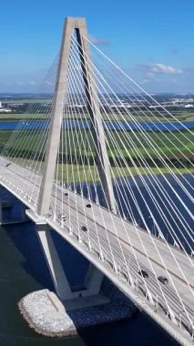 Huşu uyandıran bir bakış açısı modern bir kabloyu sergiliyor canlı bir manzarayı zarafetle yayıyor.