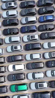 Etkileyici bir yukarıdan çekim, çok sayıda farklı arabalarla dolu bir otoparkı yakalar.
