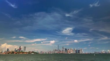 Zaman ayarlı. Manhattan, New York 'un klasik finans bölgesindeki güzel, etkileyici gökdelenler ve Dünya Ticaret Merkezi.